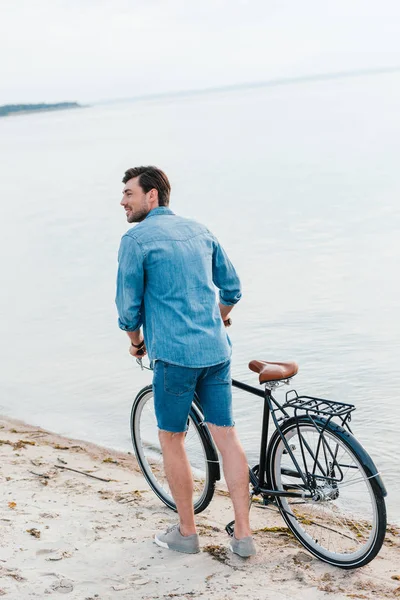 Happy Handsome Man Walking Bicycle Beach — Free Stock Photo