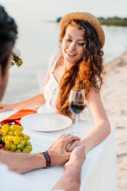 sonra el ele tutuşarak mutlu genç çift romantik tarihi mekanlarda teklif