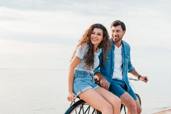 Bonito Namorado Feliz Namorada Sentado Bicicleta Perto Mar — Fotografia de Stock