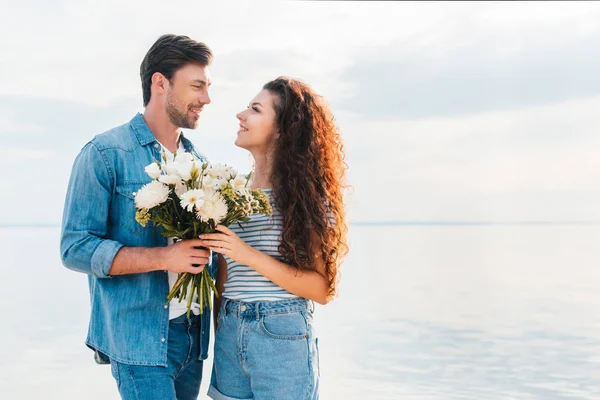 Happy Couple Hugging Holding Bouquet Sea — Stock Photo, Image