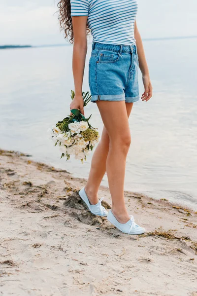 Cropped View Woman Holding Bouquet Walking Beach — Free Stock Photo