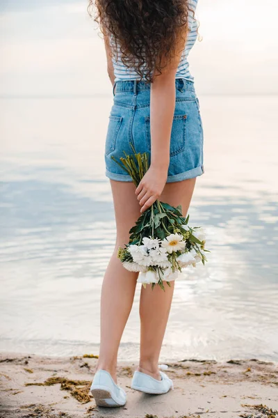 Vue Partielle Femme Avec Bouquet Debout Sur Bord Mer — Photo