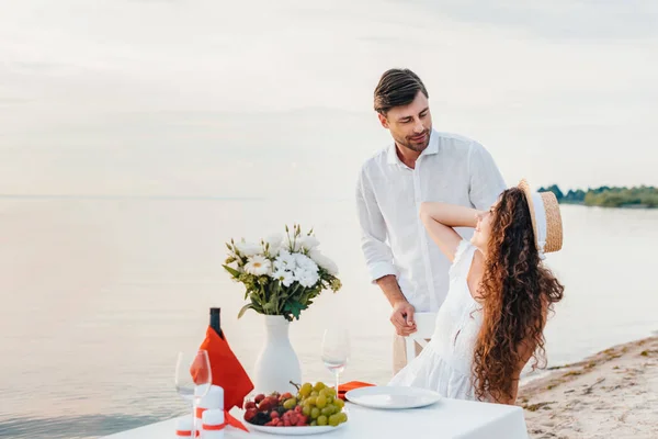 Cuplu Frumos Având Întâlnire Romantică Petrecerea Timpului Împreună Malul Mării — Fotografie de stoc gratuită