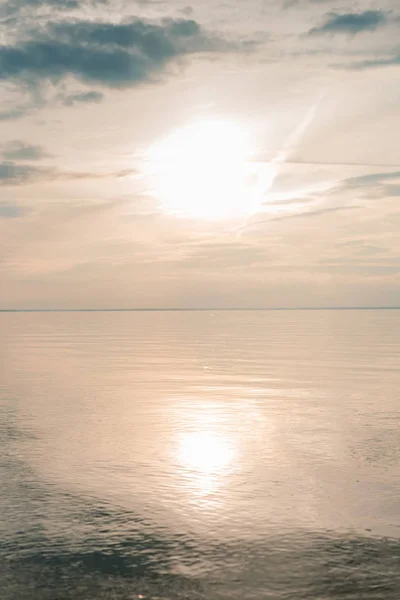 Vista Hermosa Puesta Sol Sobre Mar Con Cielo Nublado — Foto de Stock