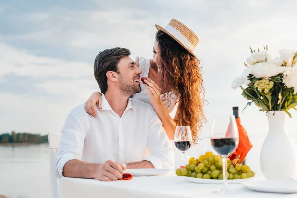 若い女性のロマンチックな日付の間に新鮮なイチゴと彼氏を供給  — 無料ストックフォト
