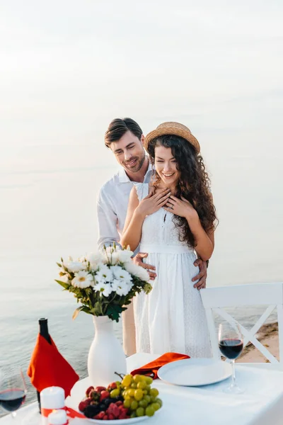 Handsome Man Making Surprise Girlfriend Romantic Date Sea — Stock Photo, Image