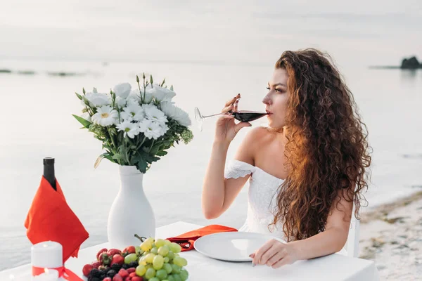 Beautiful Curly Woman Drinking Wine Romantic Date Seashore — Free Stock Photo