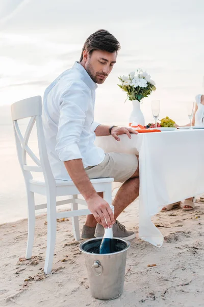 Άνθρωπος Λαμβάνοντας Μπουκάλι Σαμπάνια Για Ρομαντική Ημερομηνία Στην Παραλία — Δωρεάν Φωτογραφία