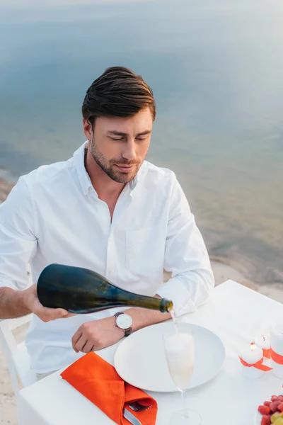Handsome Man Pouring Champagne Romantic Date Outdoors — Free Stock Photo