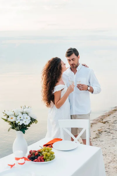 Couple Champagne Glasses Romantic Date Seashore — Free Stock Photo