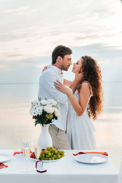 Glückliches Paar Umarmt Und Küsst Sich Tisch Mit Antragsring — Stockfoto