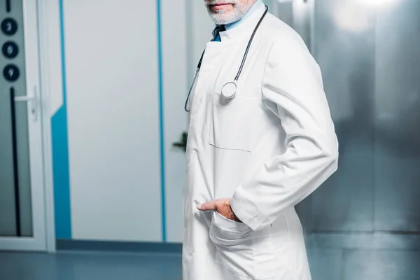 Cropped Image Male Doctor Stethoscope Neck Posing Hospital Corridor — Stock Photo, Image