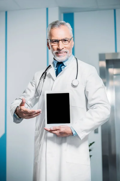 Smiling Mature Male Doctor Stethoscope Neck Pointing Digital Tablet Blank — Stock Photo, Image