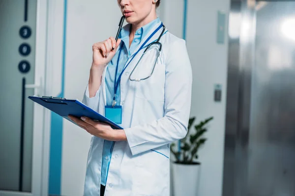 Partial View Pensive Female Doctor Clipboard Holding Pencil Mouth Hospital — Stock Photo, Image