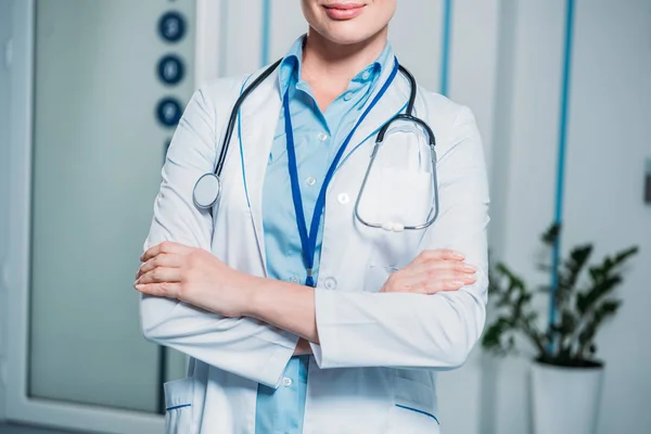 Beskuren Bild Kvinnliga Läkare Med Korsade Armar Sjukhus — Stockfoto