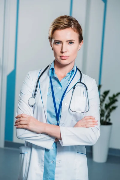 Médico Feminino Confiante Com Braços Cruzados Olhando Para Câmera Hospital — Fotografia de Stock