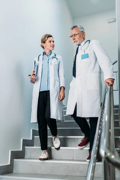 Médicos Hombres Mujeres Con Portapapeles Caminando Por Las Escaleras Hospital — Foto de Stock