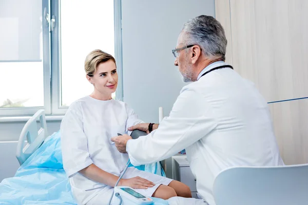 Middle Aged Male Doctor Putting Device Measuring Pressure Female Patient — Stock Photo, Image