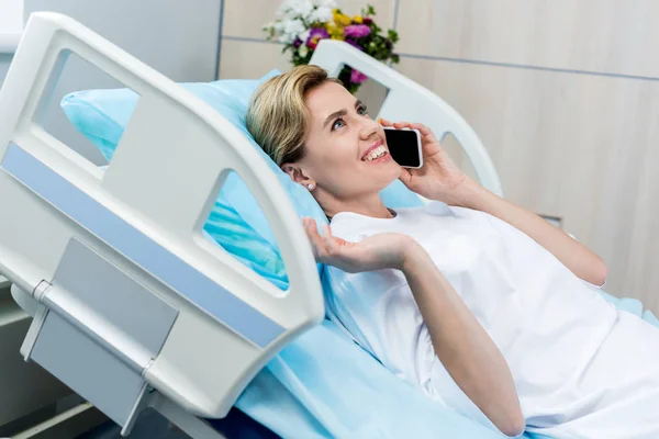 Happy Female Patient Laying Bed Talking Smartphone Hospital Room — Stock Photo, Image