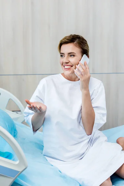 Happy Female Patient Gesturing Hand Talking Smartphone Hospital Room — Stock Photo, Image
