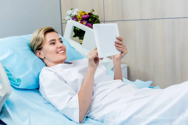 Paciente Sorridente Adulto Sexo Feminino Usando Tablet Digital Cama Quarto — Fotografia de Stock