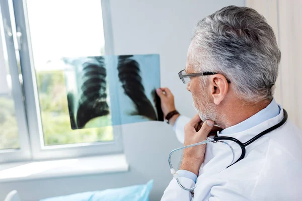 Fokuserade Mellersta Åldern Manliga Läkare Analysera Röntgen Bild Sjukhus — Stockfoto