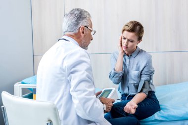 Dikiz tonometer hastane odasında tarafından bayan hasta basınç ölçme stetoskop ile erkek doktor