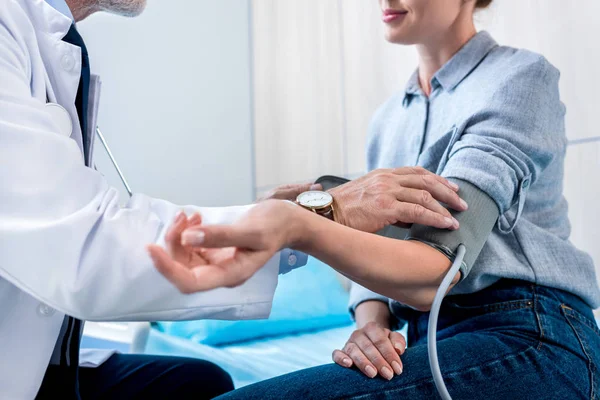 Beskuren Bild Manliga Läkare Mäta Trycket Kvinnlig Patient Med Tonometern — Stockfoto