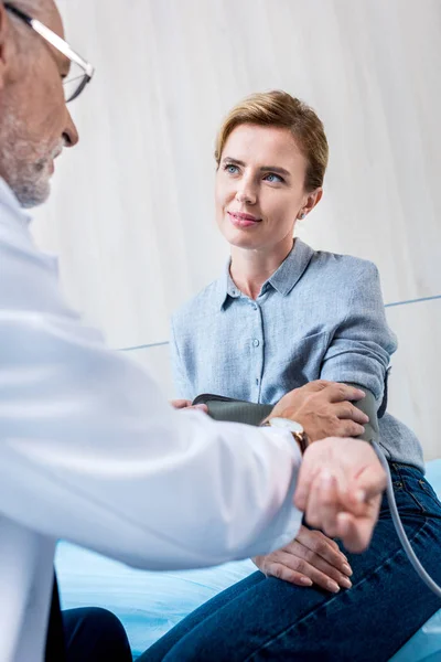 Låg Vinkel Syn Mogen Manlig Läkare Mäta Trycket Kvinnlig Patient — Stockfoto