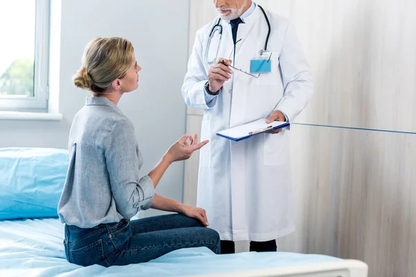 Paciente Femenino Gesticulando Con Mano Hablando Con Médico Masculino Con —  Fotos de Stock