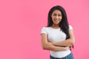 pink izole gülümseyen Afrikalı-Amerikalı kadın kolları çarpı işareti olan portresi 