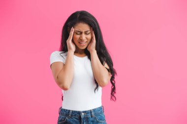pink izole baş ağrısı olan genç Afro-Amerikan kadın portresi 