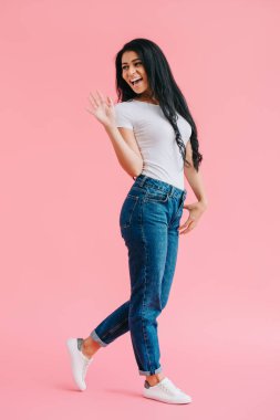 casual giyim birisi pembe tebrik neşeli Afrikalı-Amerikalı kadın 