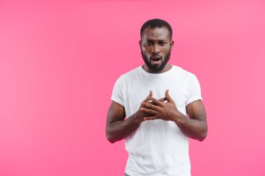 Beyaz tişörtlü pink izole şok Afrikalı-Amerikalı adam portresi 