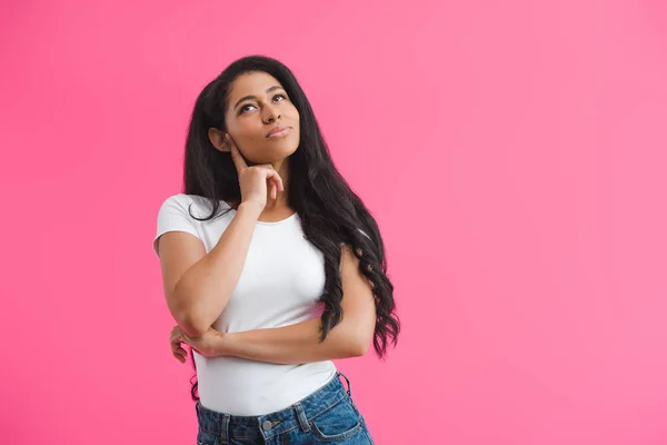 Retrato Mujer Afroamericana Pensativa Mirando Hacia Otro Lado Aislado Rosa — Foto de Stock