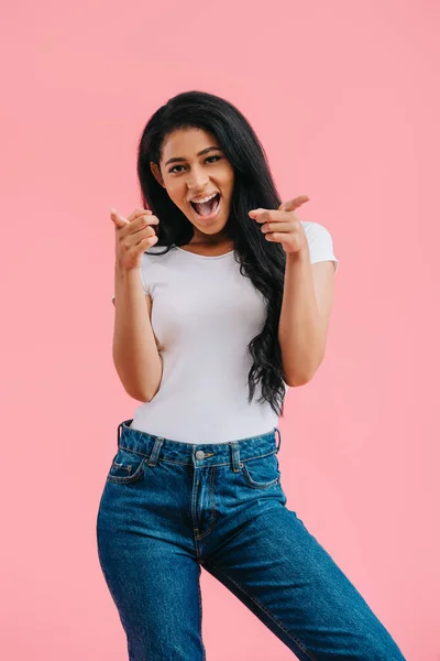 Retrato Mujer Afroamericana Excitada Camisa Blanca Apuntando Cámara Aislada Rosa — Foto de Stock