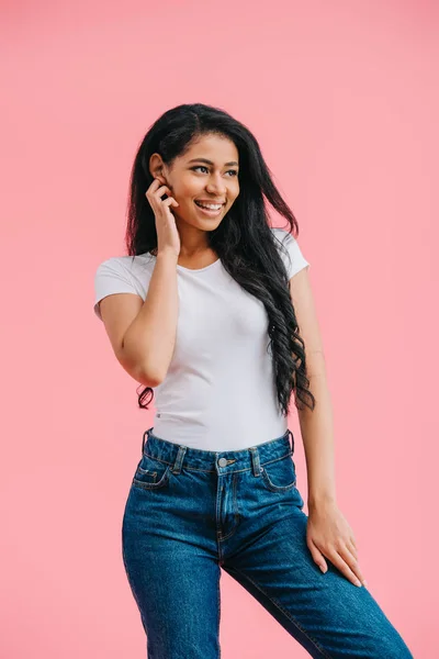 Retrato Mulher Americana Africana Alegre Camisa Branca Isolada Rosa — Fotografia de Stock