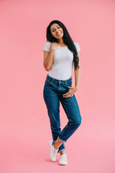 Sonriente Mujer Afroamericana Posando Sobre Telón Fondo Rosa — Foto de Stock