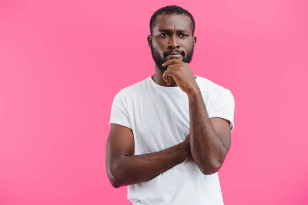 Retrato Hombre Afroamericano Pensativo Camisa Blanca Aislado Rosa —  Fotos de Stock