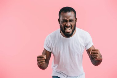 Beyaz tişörtlü pink izole kızgın Afrikalı-Amerikalı adam portresi 