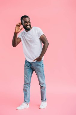 Afrika kökenli Amerikalı adam biri pembe tebrik gülümseyen 