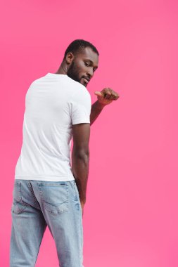 arkadan görünüşü Afrikalı-Amerikalı adam boş beyaz gömlek pembe üzerinde izole işaret 