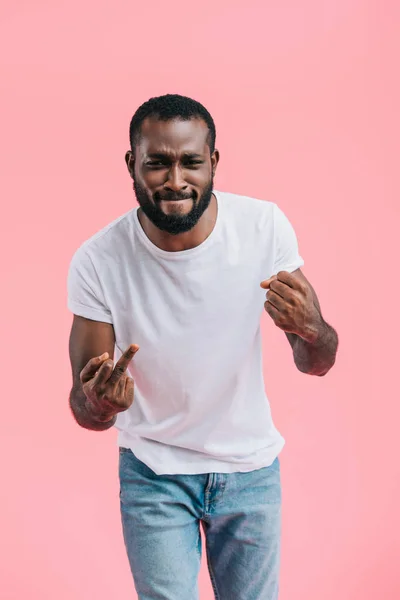 Retrato Joven Americano Afircan Mostrando Los Dedos Medios Aislados Rosa — Foto de stock gratis