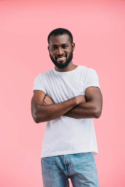 Porträtt Leende Unga Afroamerikanska Mannen Casual Kläder Isolerad Rosa — Stockfoto