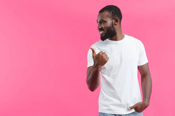 Porträtt Ung Leende Afroamerikanska Man Pekar Bort Isolerade Rosa — Stockfoto