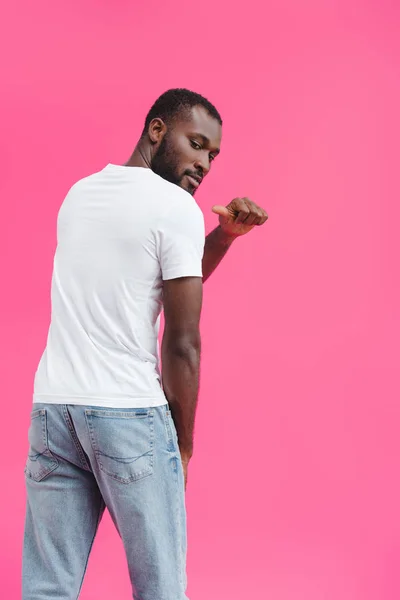 Baksidan Afroamerikanska Mannen Pekar Blank Vit Skjorta Isolerad Rosa — Stockfoto