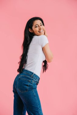 mutlu bir Afrikalı-Amerikalı kadın poz Pink izole yan görünüm 