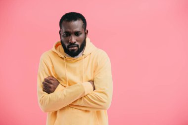 hayal kırıklığına uğramış Afrika kökenli Amerikalı adam çapraz kolları üzerinde pembe arka plan izole olan