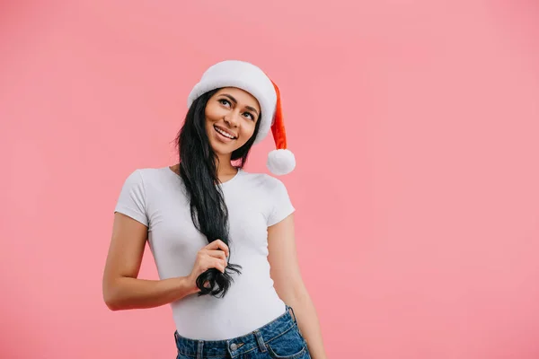 Retrato Mulher Americana Africana Sonhadora Chapéu Santa Claus Isolado Rosa — Fotografia de Stock