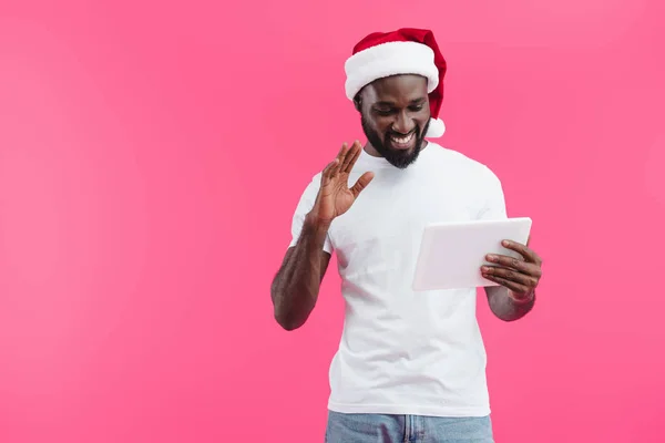 Retrato Hombre Afroamericano Sonriente Sombrero Santa Claus Con Gesto Tableta — Foto de Stock